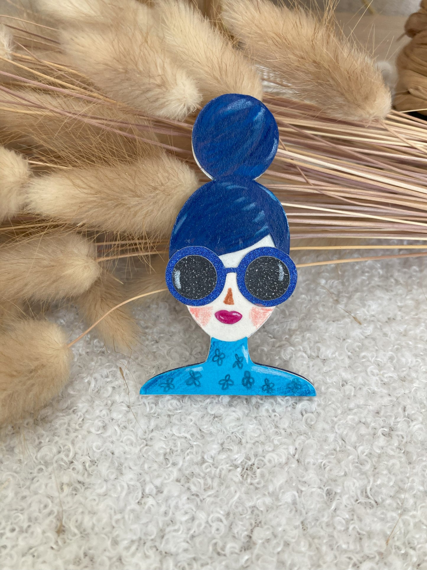 Broche femme pièce unique – Silhouette artistique en papier – Fait main