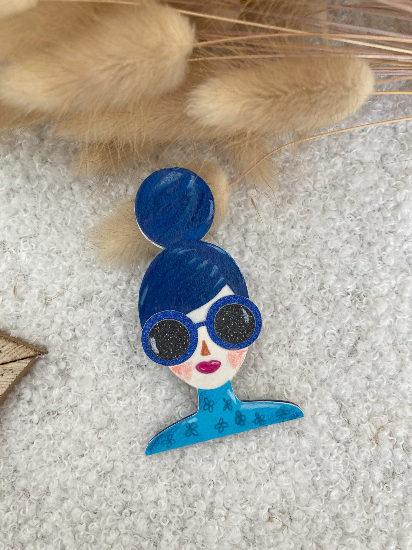 Broche femme pièce unique – Silhouette artistique en papier – Fait main