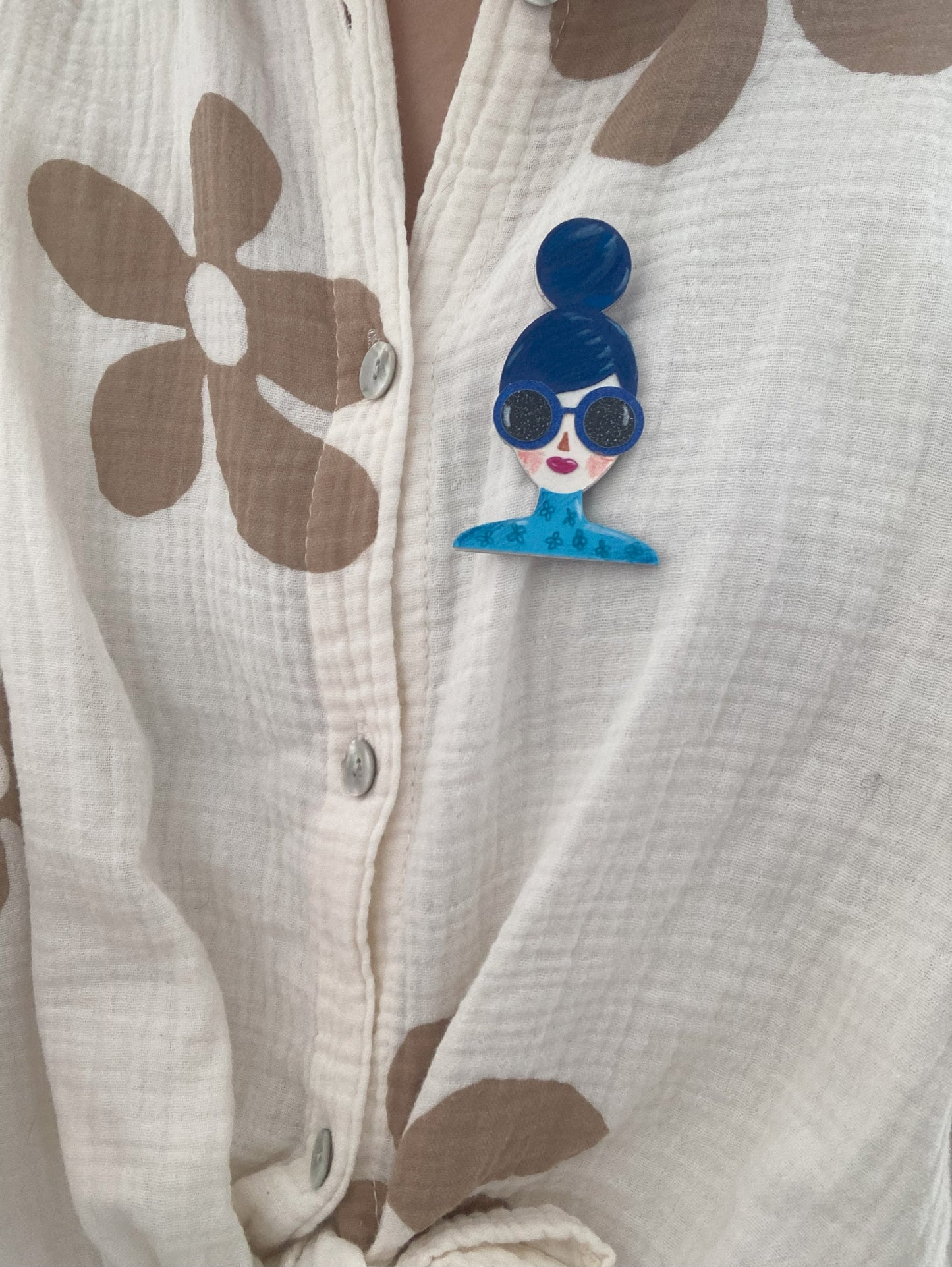 Broche femme pièce unique – Silhouette artistique en papier – Fait main