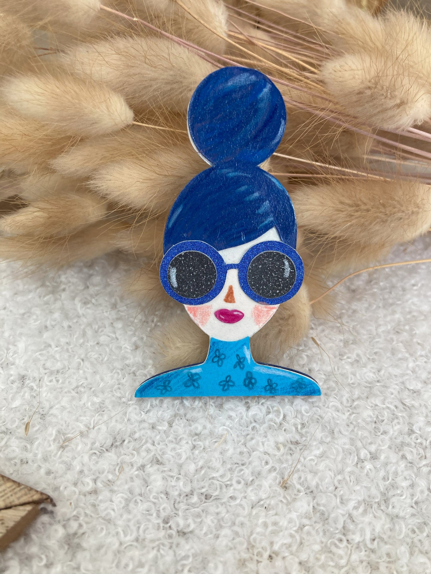 Broche femme pièce unique – Silhouette artistique en papier – Fait main