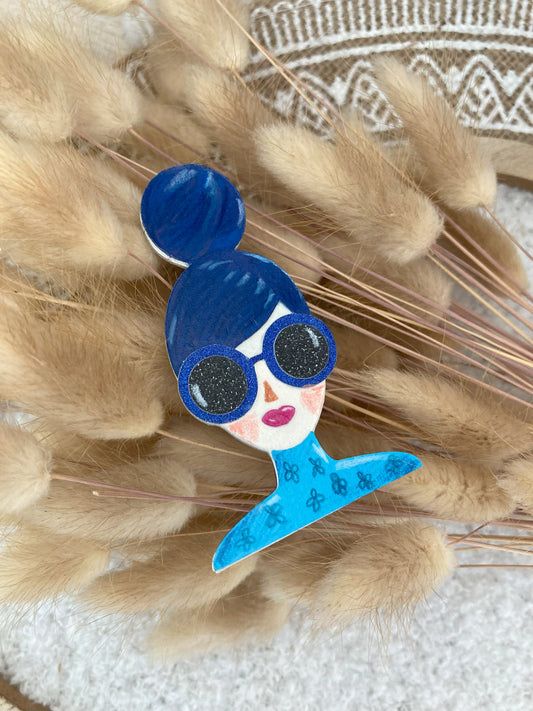 Broche femme pièce unique – Silhouette artistique en papier  – Fait main