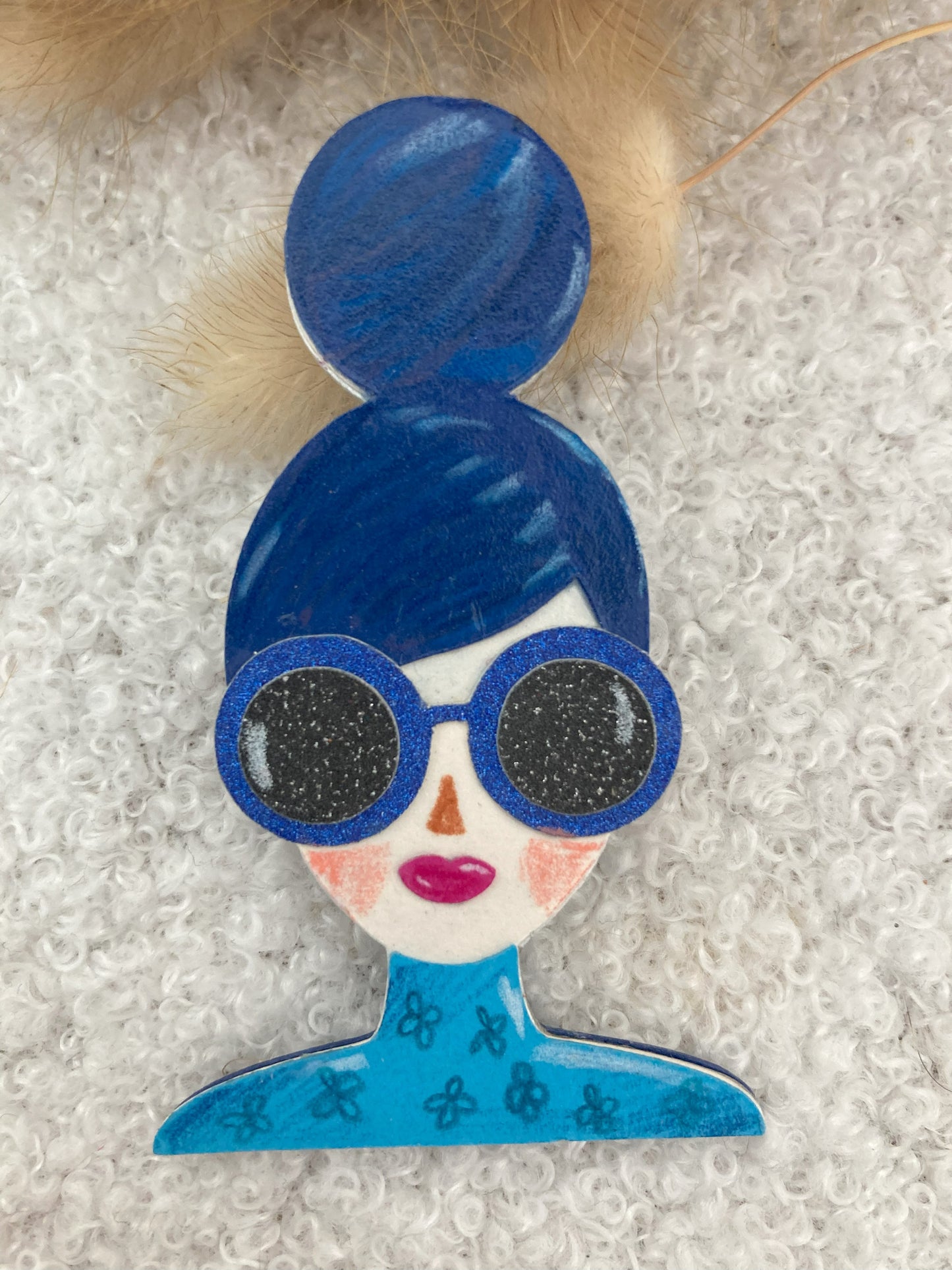 Broche femme pièce unique – Silhouette artistique en papier  – Fait main